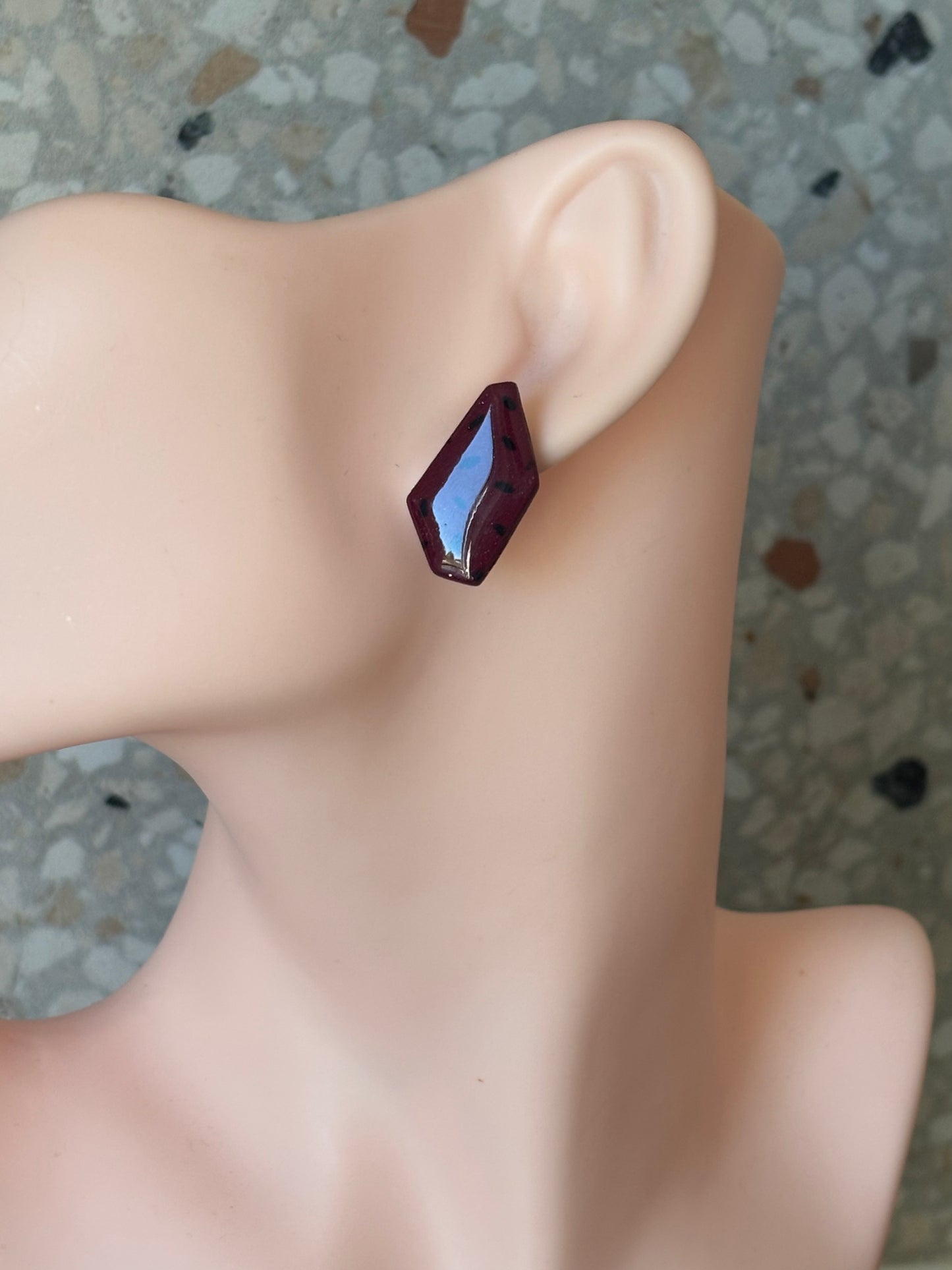 Charly little stud shiny burgundy/black