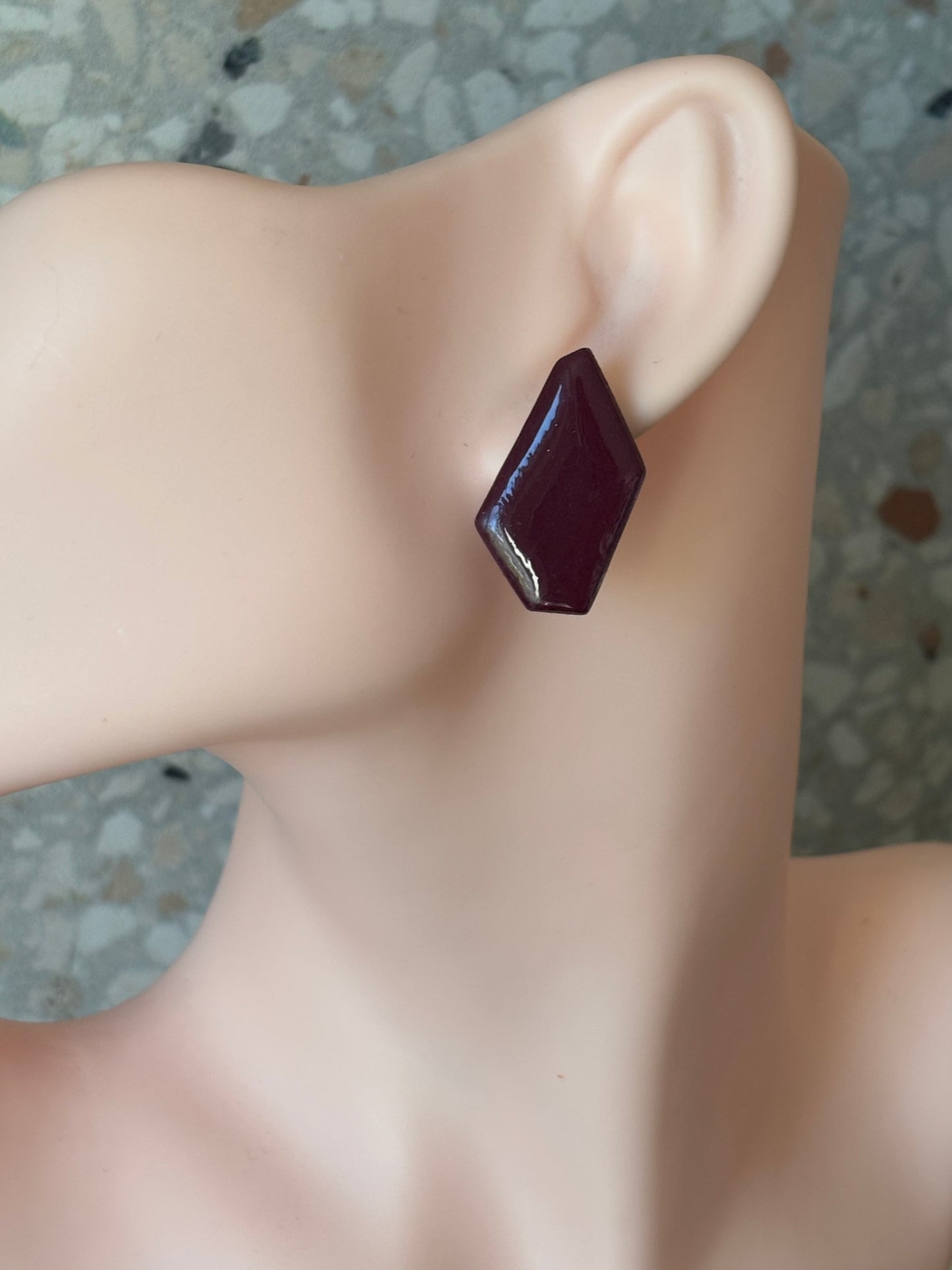 Charly stud Shiny burgundy