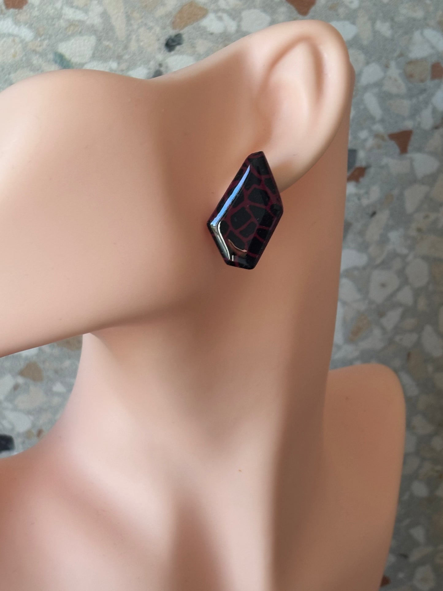 Charly stud Shiny burgundy/black #1