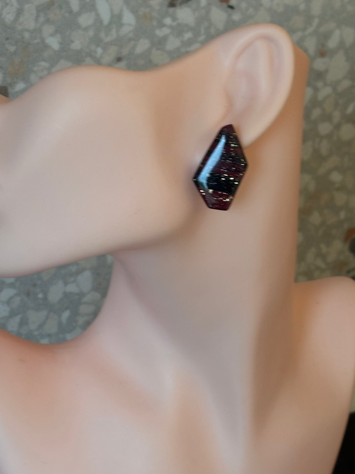 Charly stud shiny black/burgundy gold