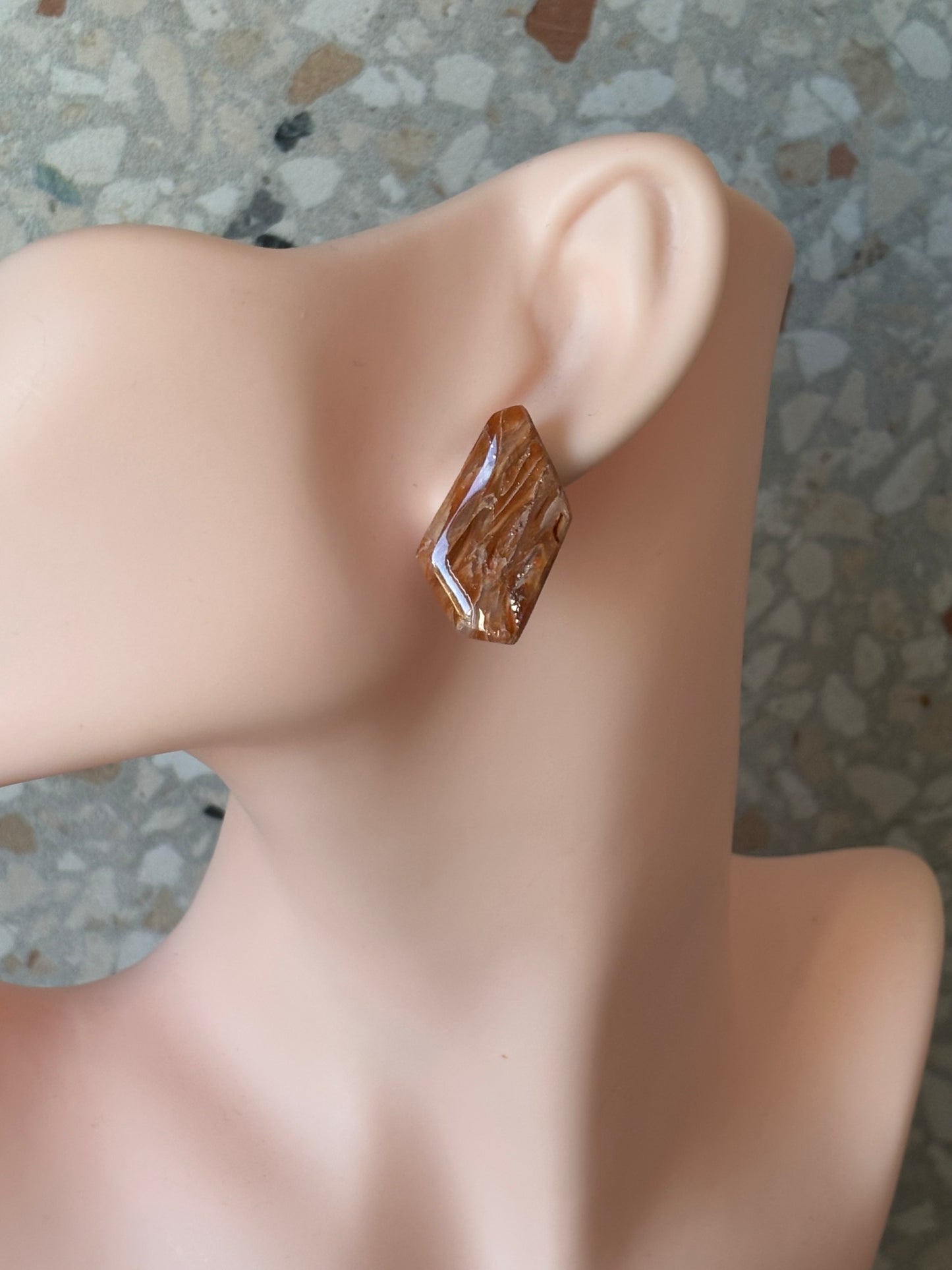 Charly stud Shiny shades of Brown