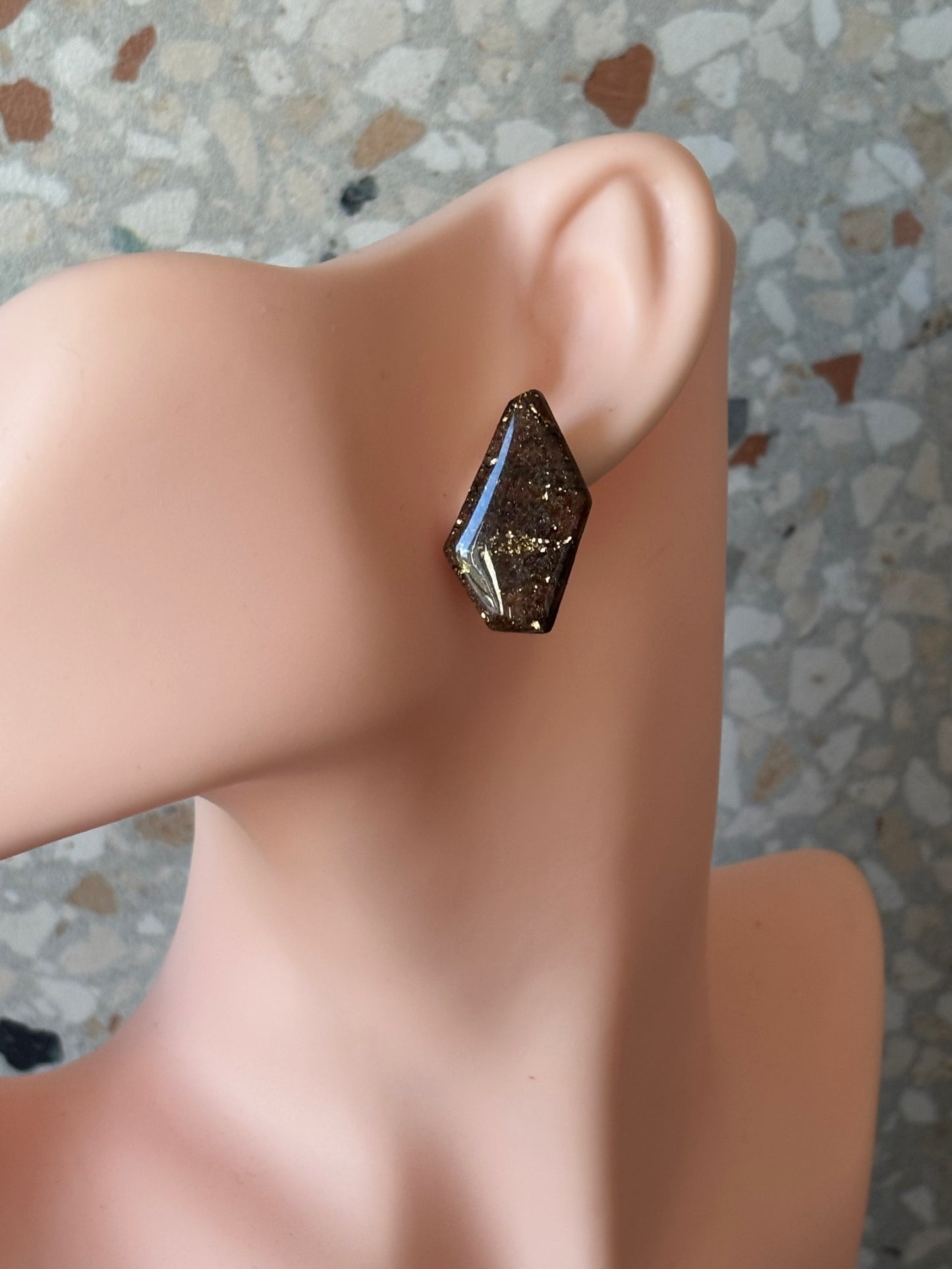 Charly stud shiny brown/gold