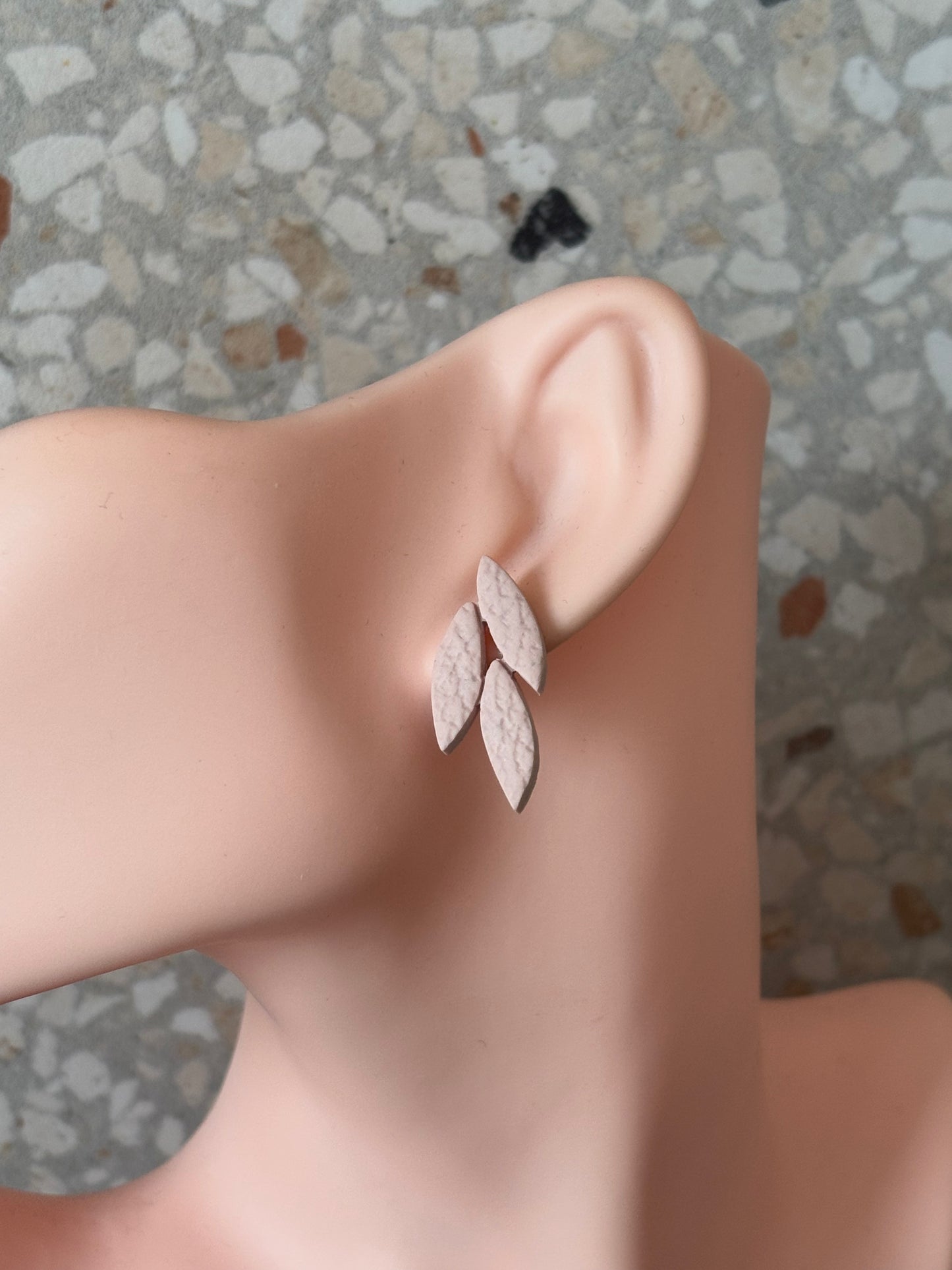Leaves light pink
