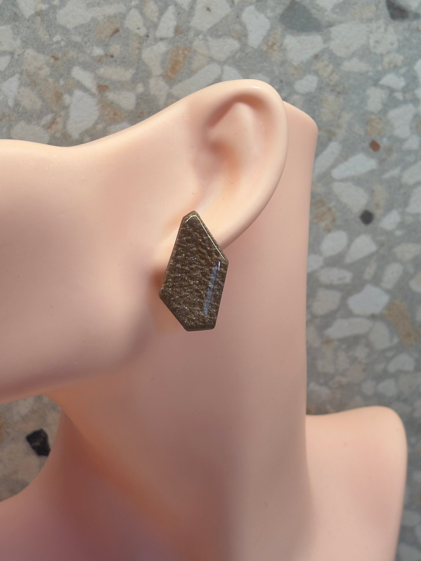 Charly stud shiny light brown