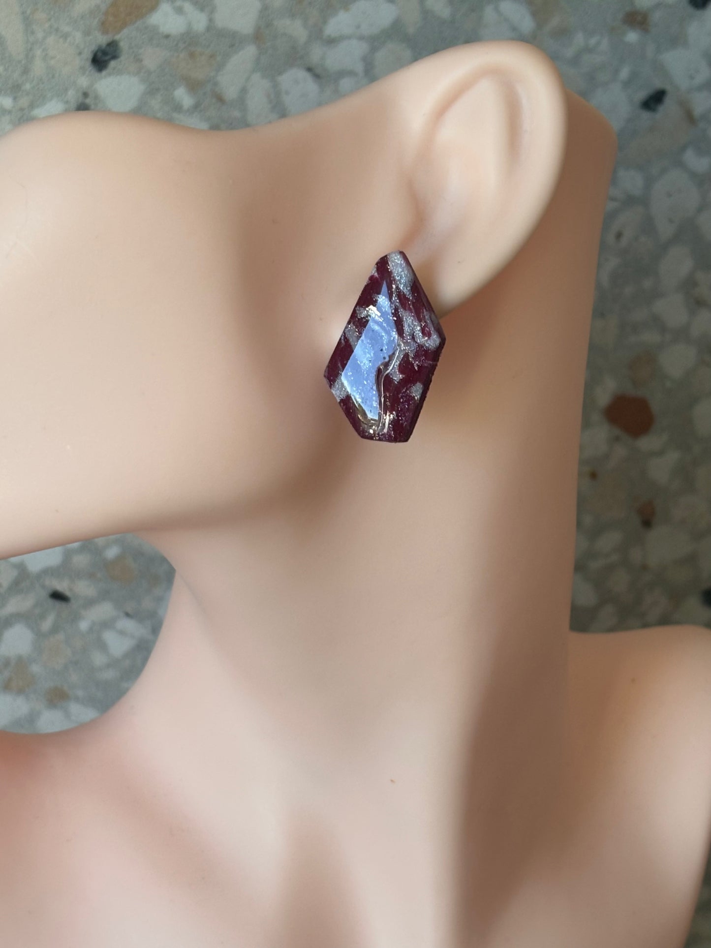 Charly stud Shiny burgundy/pearl