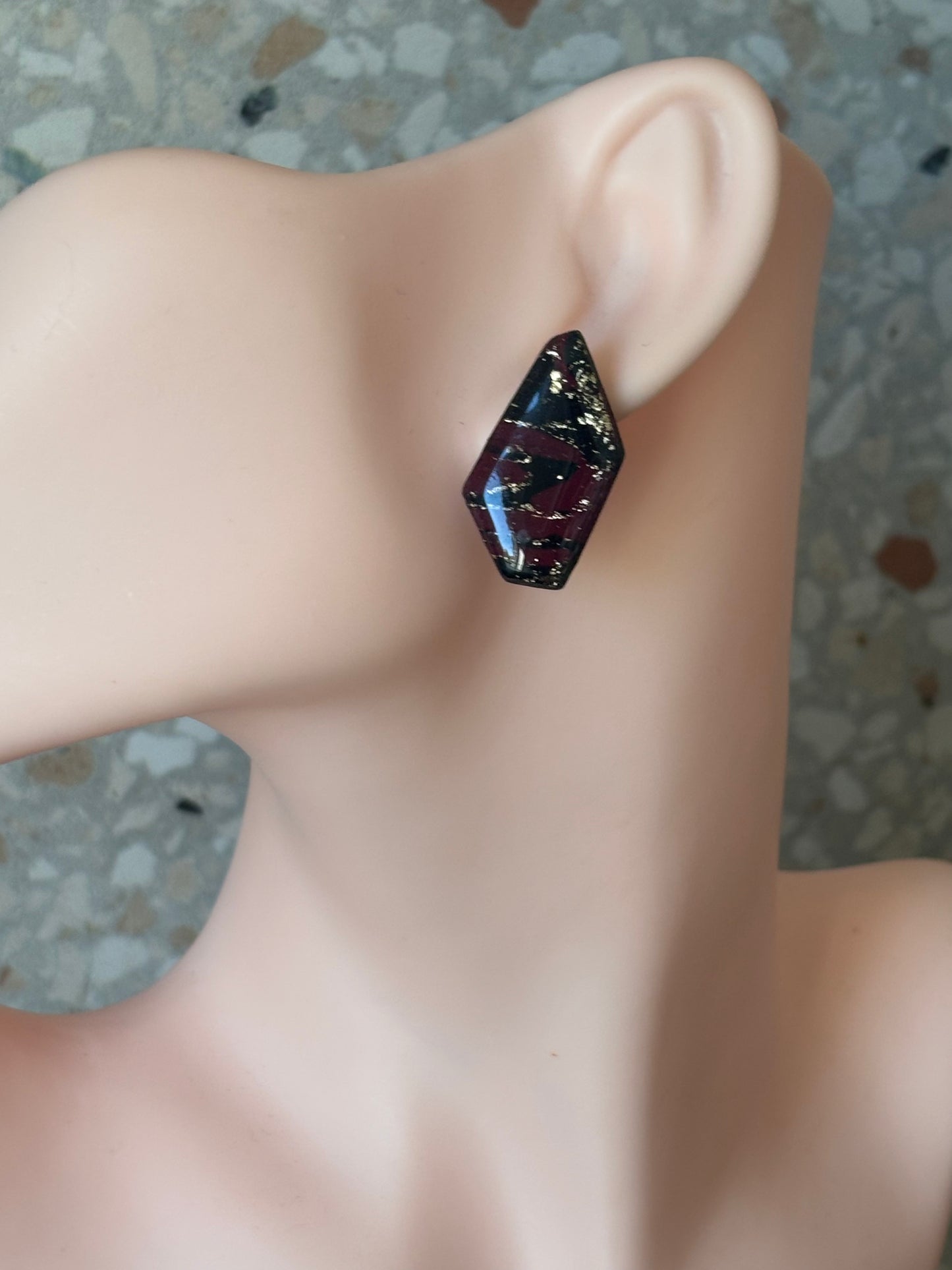 Charly stud shiny Burgundy/black/gold