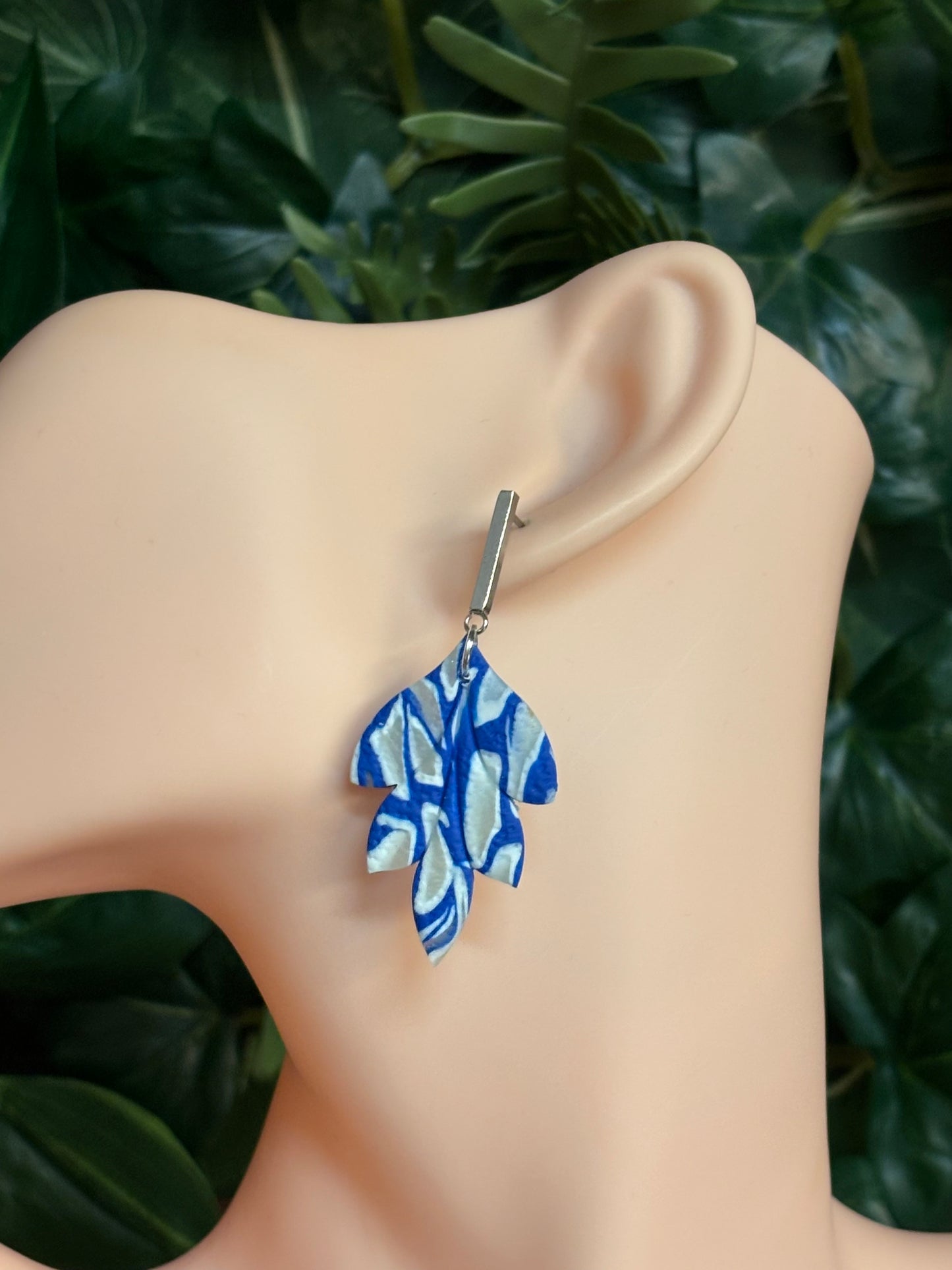 Big leaf translucent/blue/white /silver