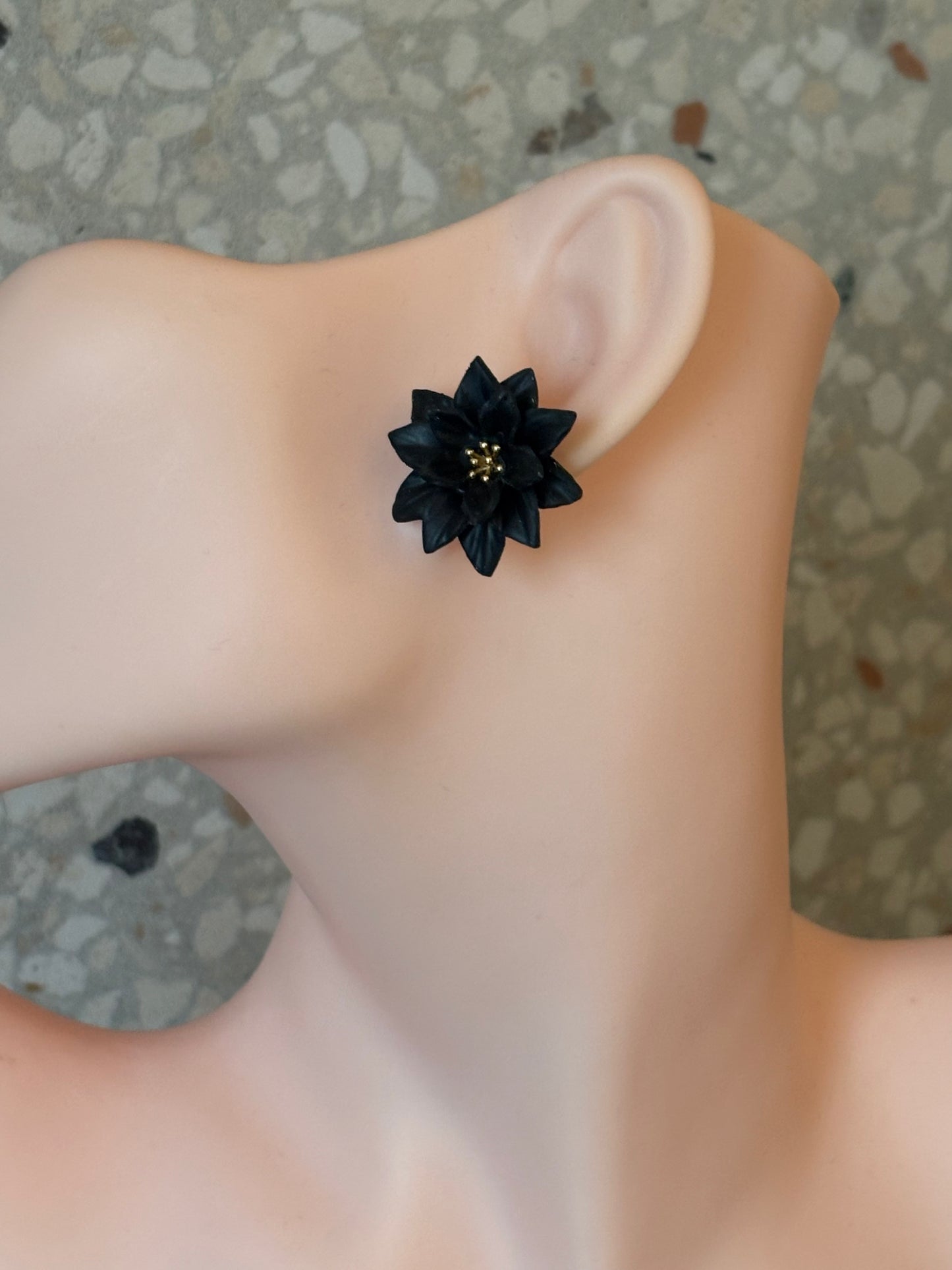Flo stud black