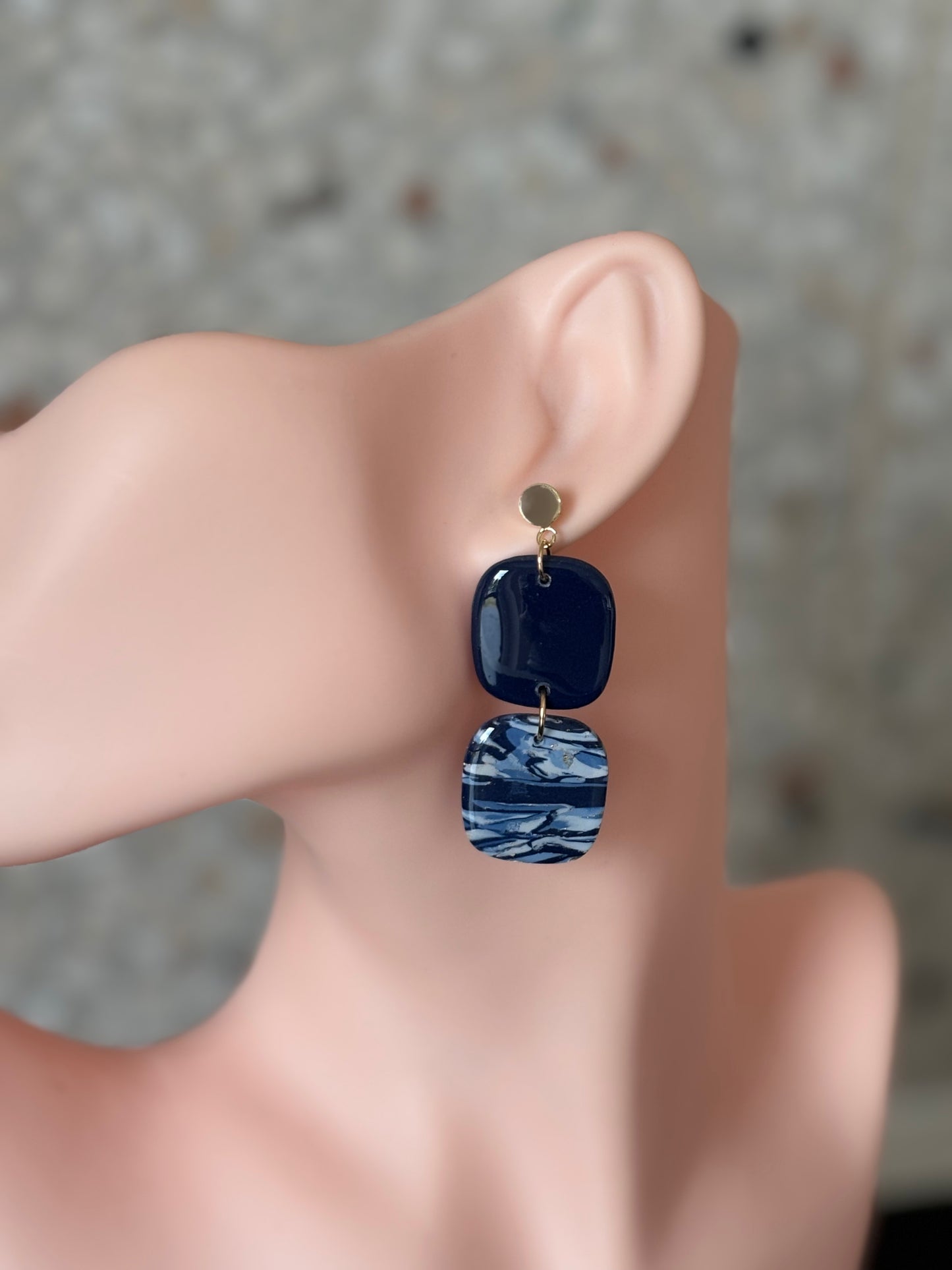 Lea Shiny shades of blue