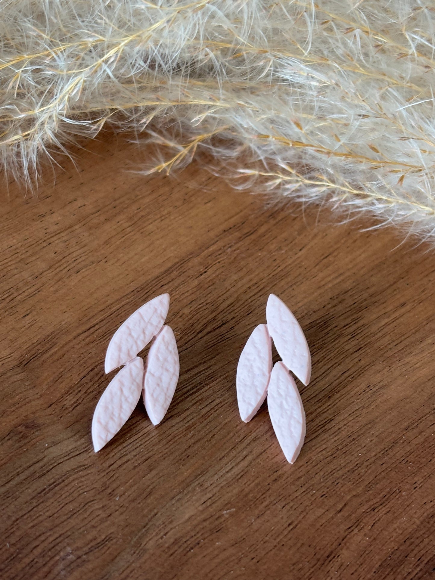 Leaves light pink