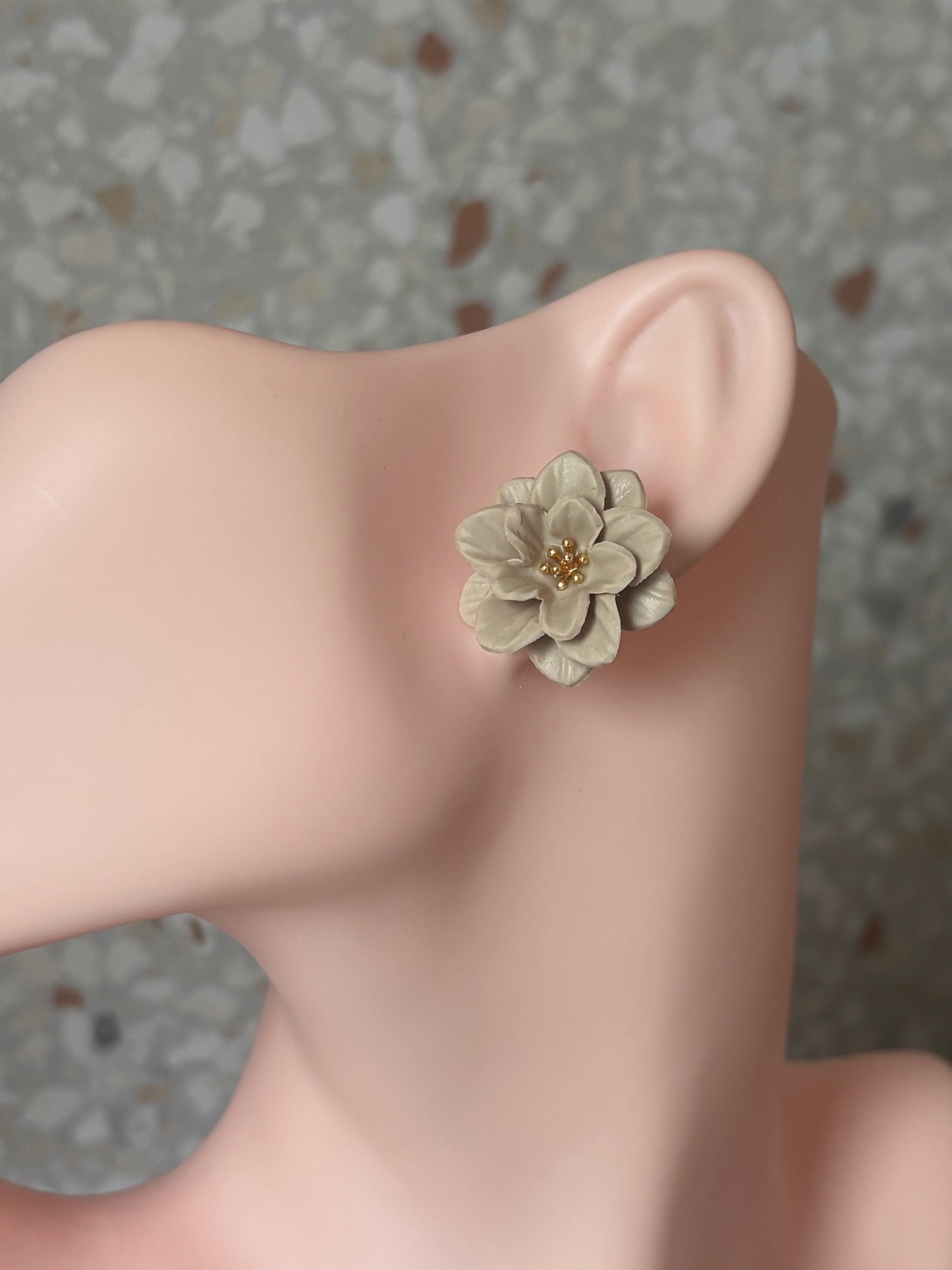 Tia stud beige