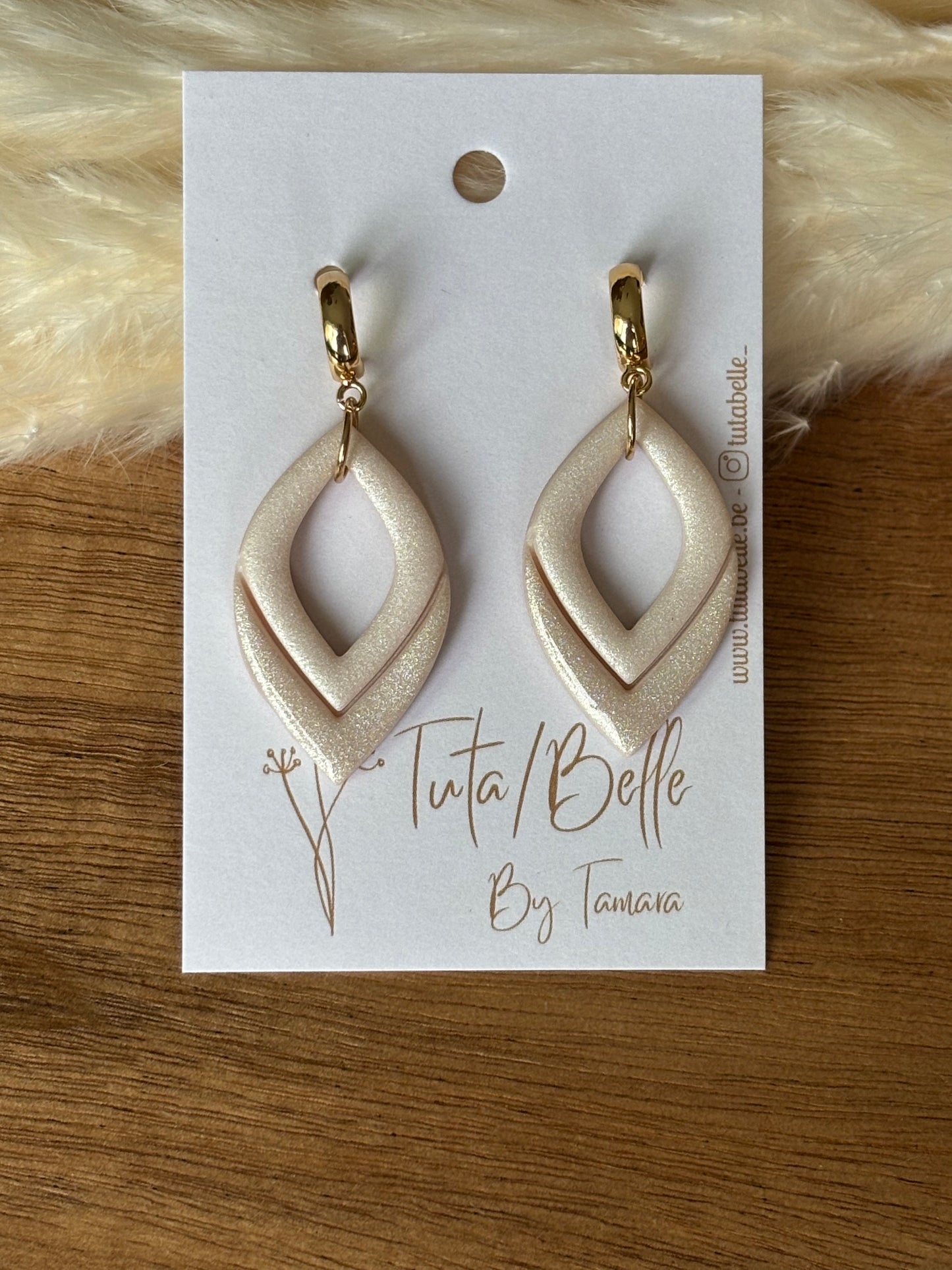 Ada creme with shiny detail