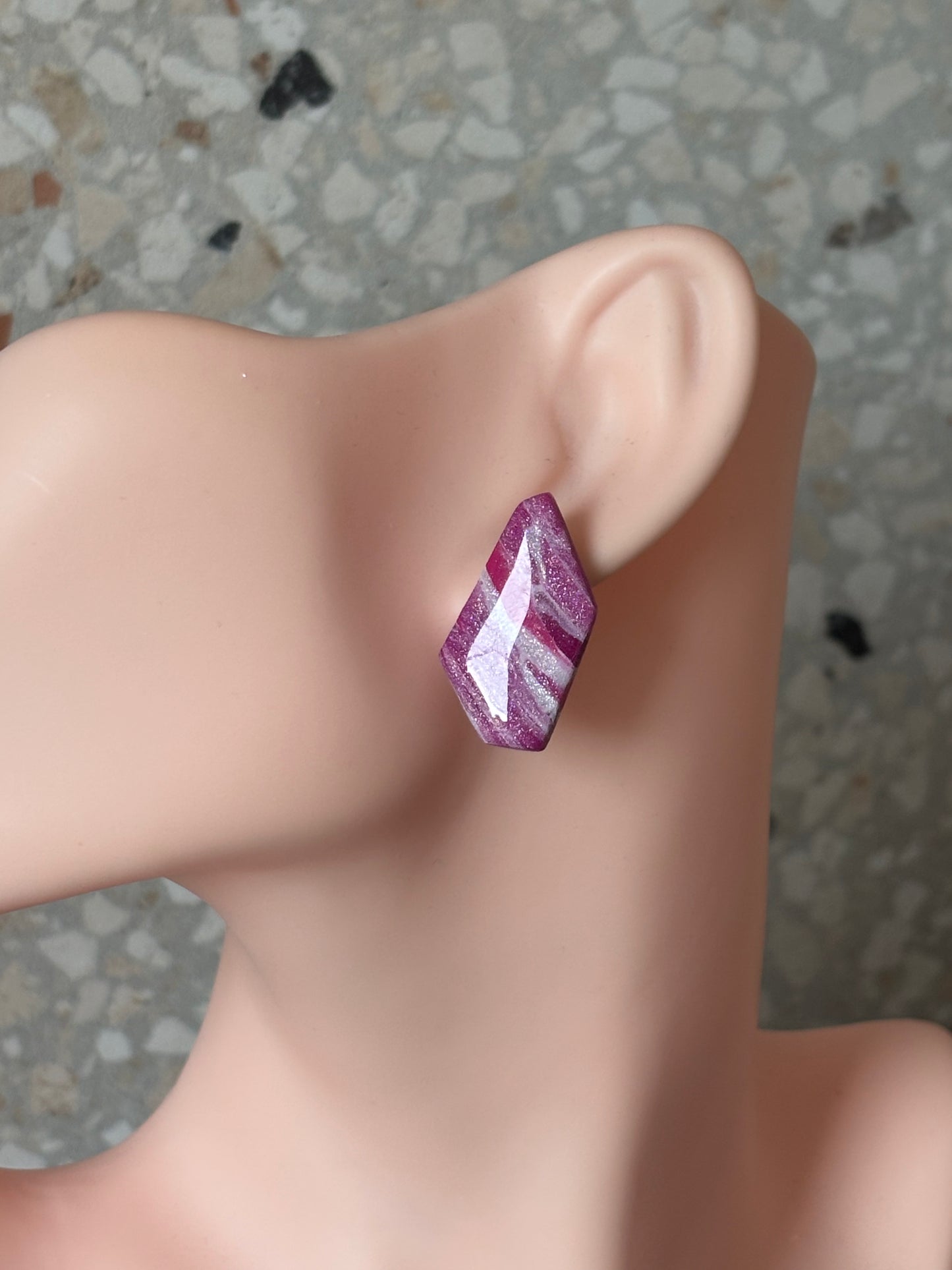 Charly stud shiny shades of pink/fuchsia