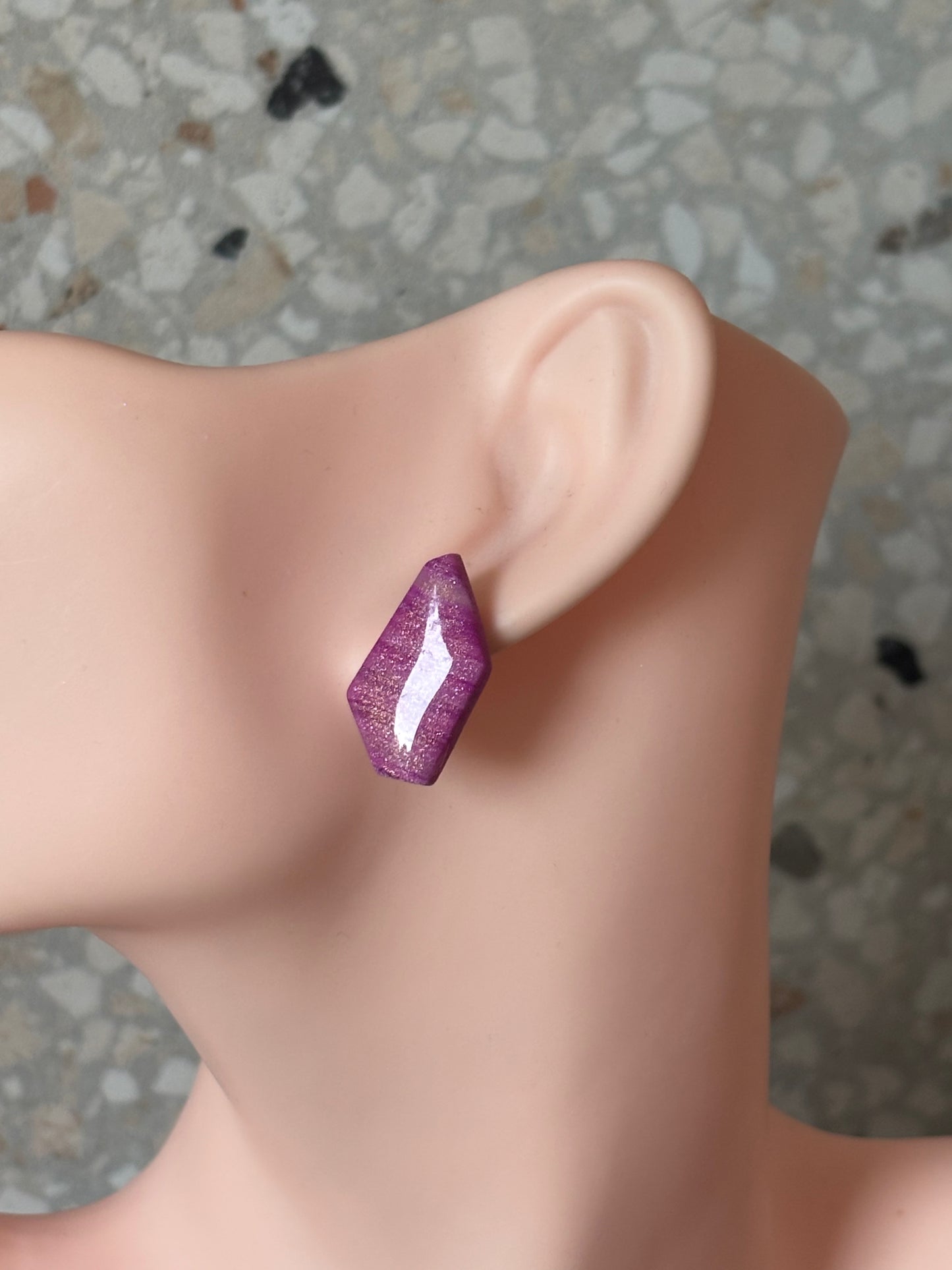 Charly little stud shiny shades of pink/fuchsia