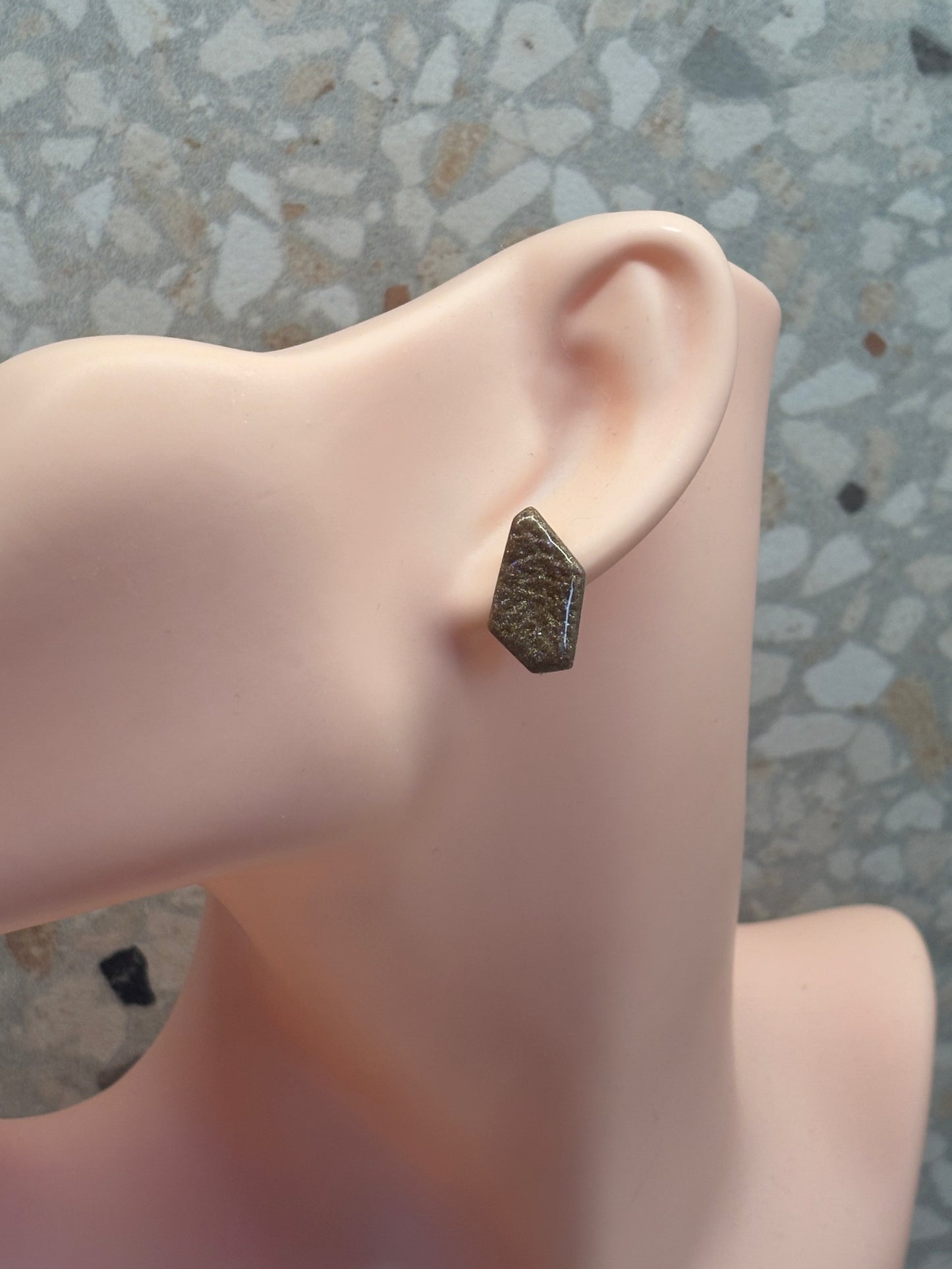 Charly mini stud shiny light brown