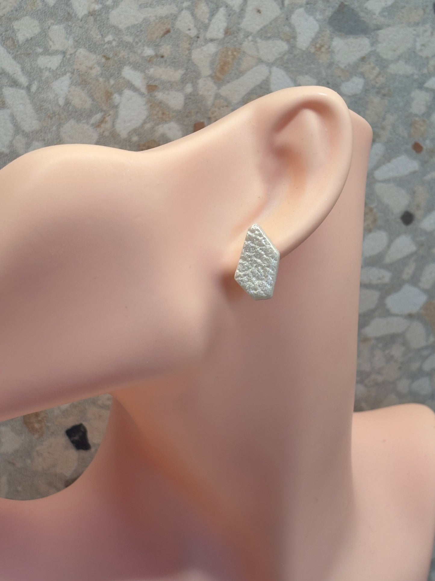 Charly mini stud shiny crème