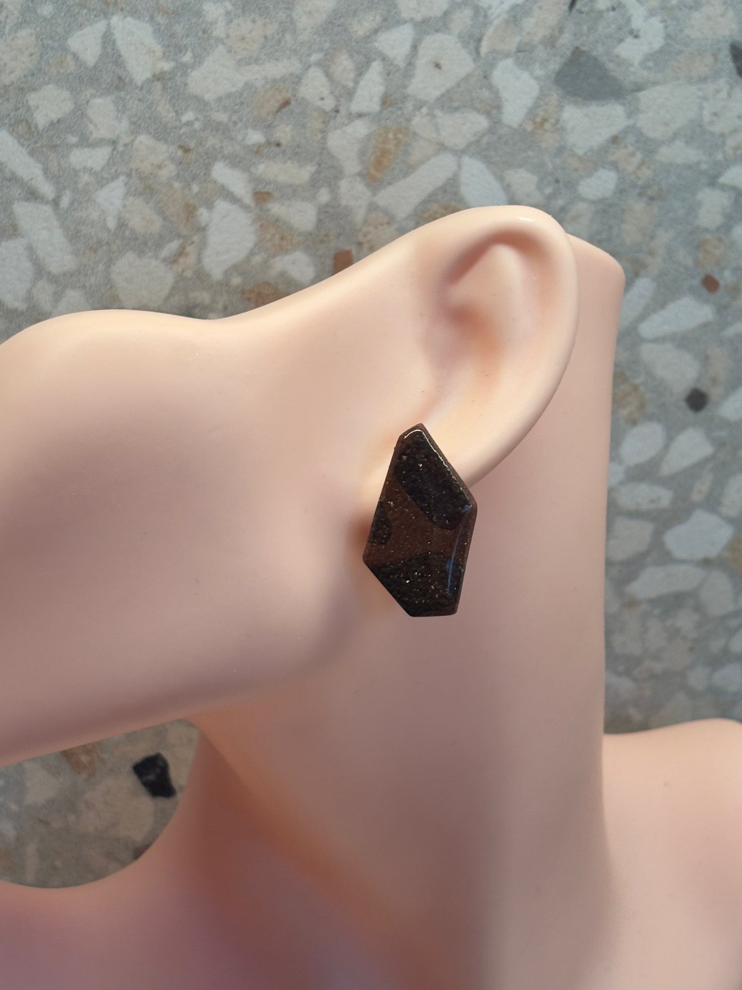 Charly stud shiny light/dark brown
