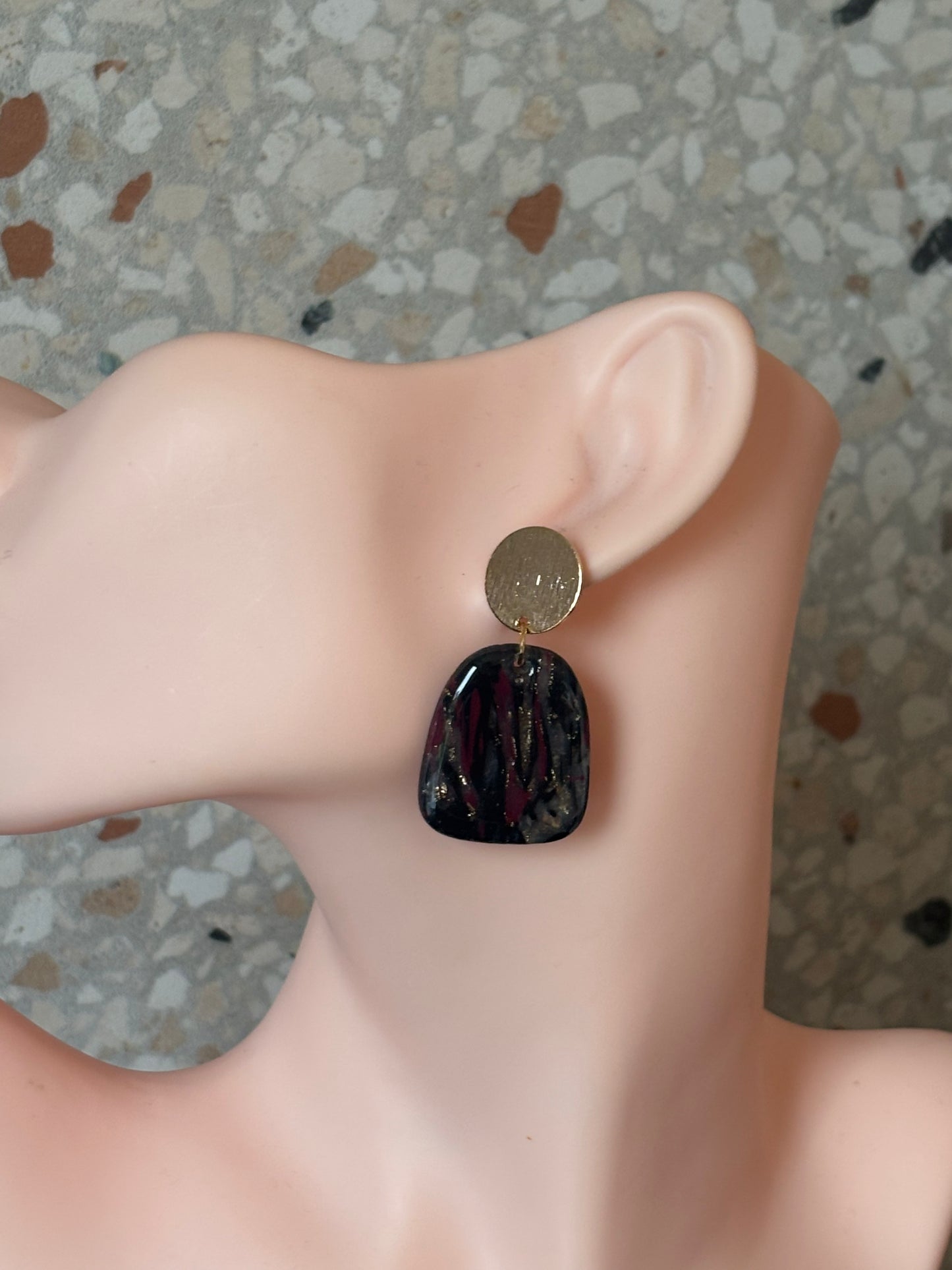 Elfie shiny black/burgundy/gold